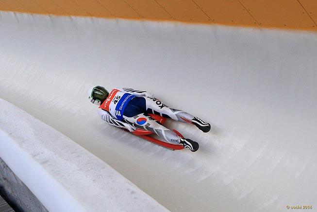 No luge não há freios nem timão e o piloto vai deitado, com a barriga para cima, os pés na frente e a cabeça atrás / Foto: Divulgação Sochi 2014